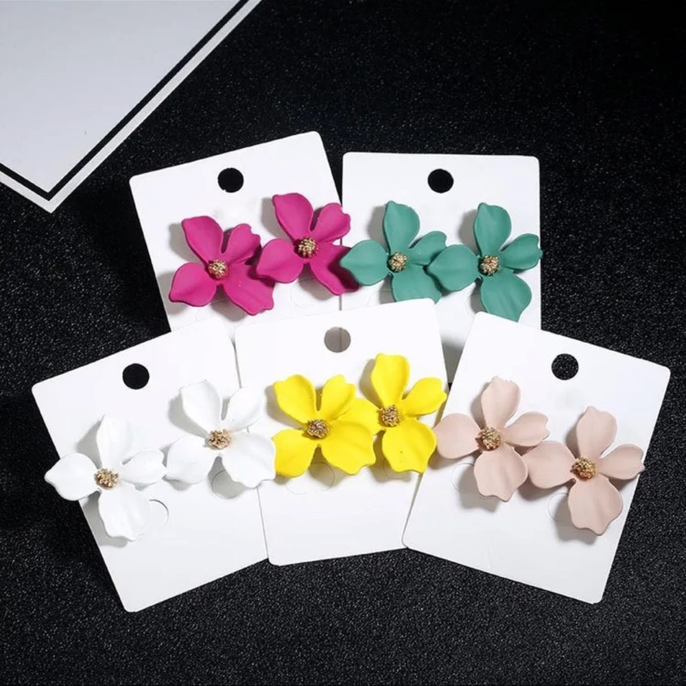 Simple sweet flower stud earrings